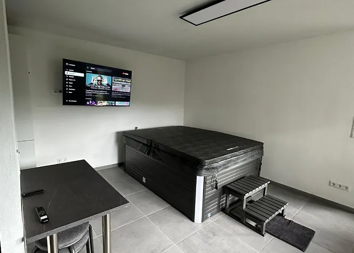 Mit Whirpool, Fasssauna Und Massagesessel - メーデバッハ